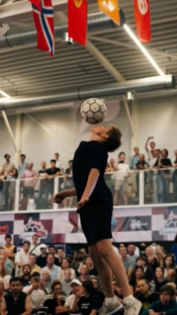 Pokaz Freestyle Football na K6 przed meczem z Miedzią Legnica w wykonaniu młodzieżowego...